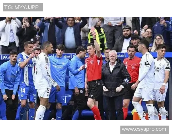 皇马与巴伦西亚激战正酣红牌争议引发球迷热议与讨论