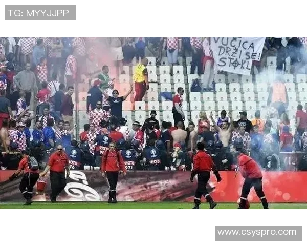 马赛主场欧冠赛后球迷暴力事件升级引发大规模斗殴现场混乱不堪 马赛主场欧冠赛后球迷暴力事件升级引发大规模斗殴现场混乱不堪